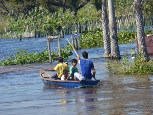 Einheimische auf dem Fluss