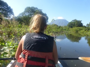 Kayaken mit Sicht auf einen Vulkan