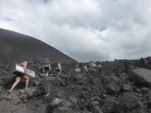 Mitsamt Board den Vulkan hinauf