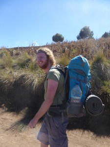 Mit dem Backpack auf dem Rücken