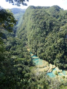 Der Blick über die wunderschönen Pools von Semuc Champey